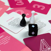 69 – Páratlan játék pároknak játékelemek, fekete és fehér bábuk, dobókocka és tematikus kártyák páros felnőtt társasjátékhoz.