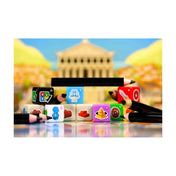 7 Csoda: Kockajáték – sorba rendezett színes dobókockák és ceruzák, háttérben az ókori templom illusztrációjával.