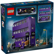 A LEGO® Harry Potter™ (76446) szett dobozának hátoldala, amely bemutatja a busz nyitható emeleteit, a belső részleteket, valamint a kiegészítő jeleneteket, például a lámpaoszlopot és Harry bőröndjét.