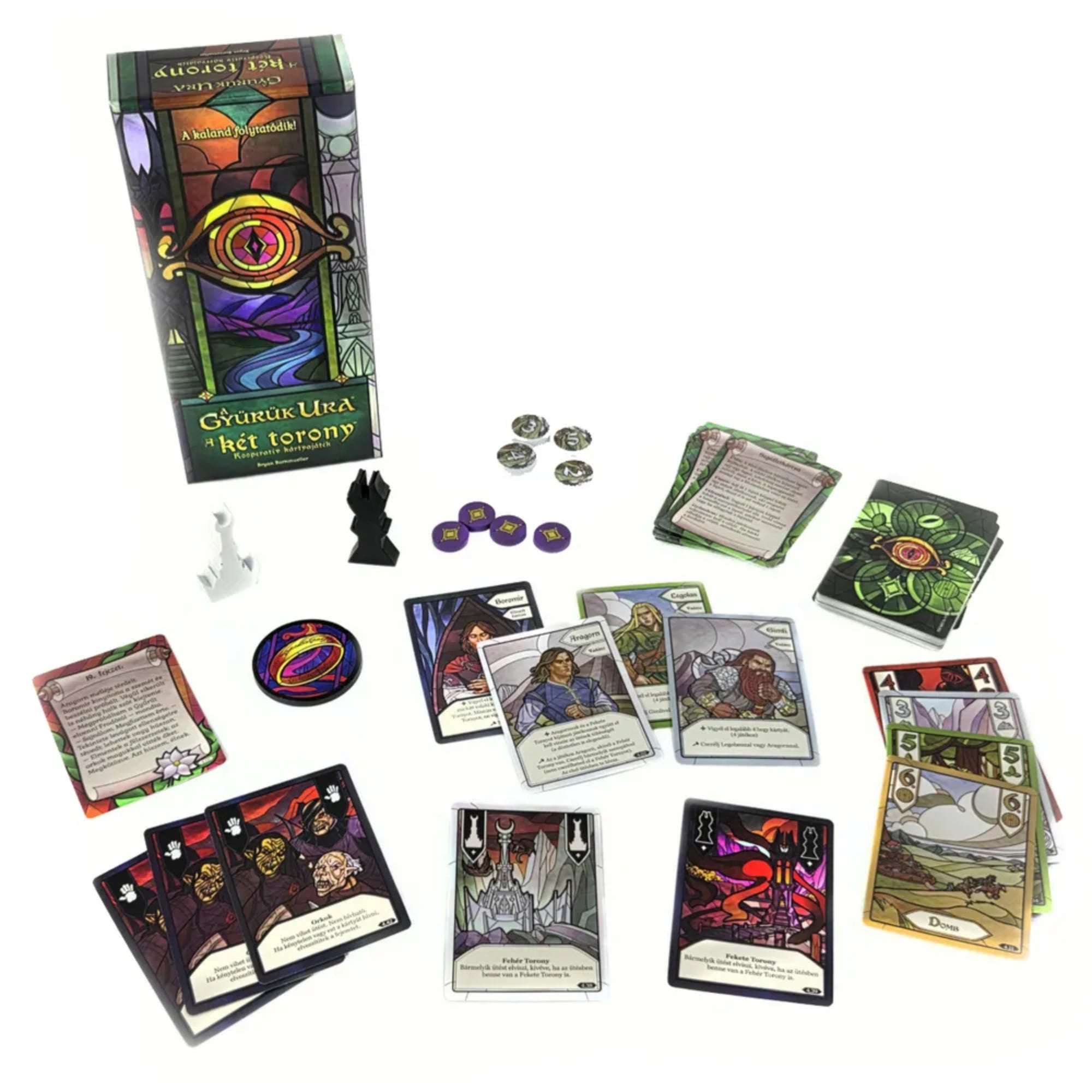 A Gyűrűk Ura: A két torony kooperatív kártyajáték doboza és teljes játéktartalma kiterítve, hőskártyákkal, eseménylapokkal és pontjelzőkkel.
