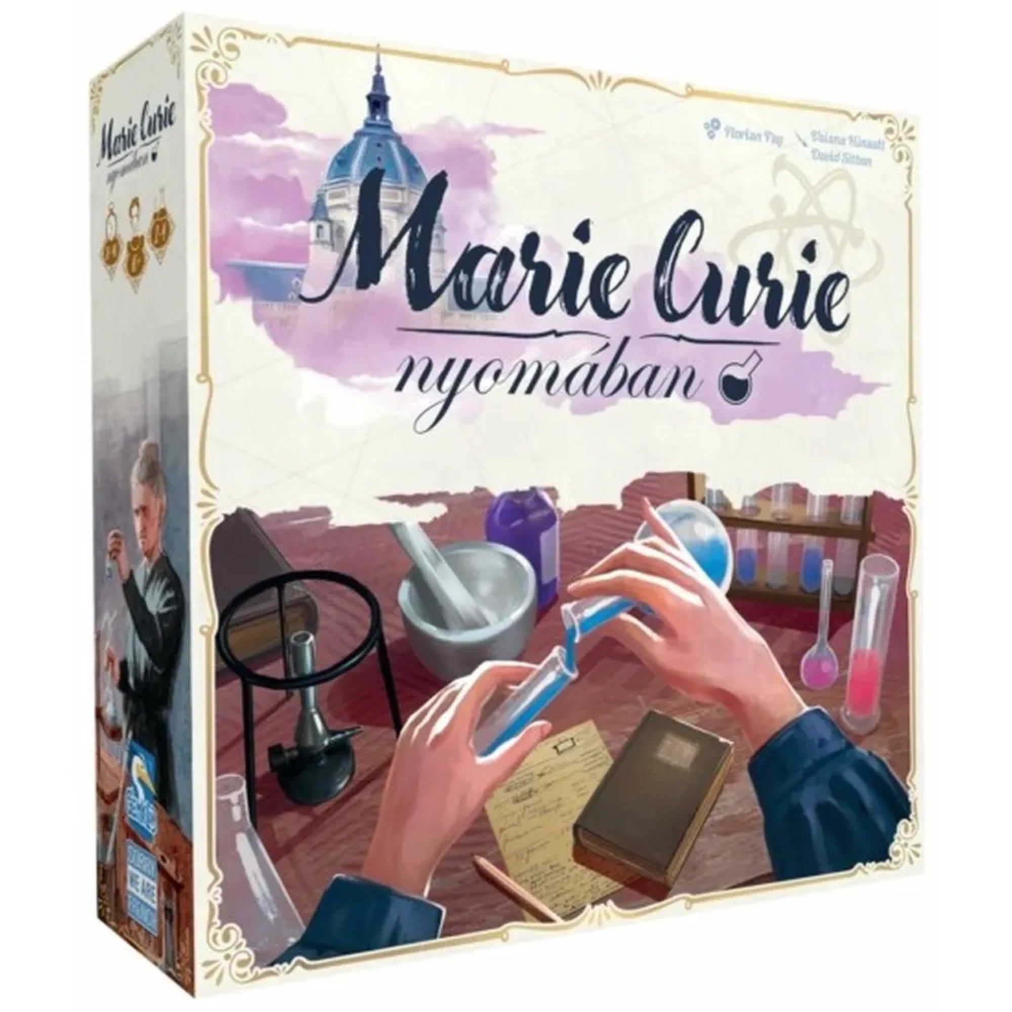 A Marie Curie nyomában társasjáték doboza, rajta kémcsövekkel, jegyzetfüzettel és Marie Curie portréjával laborháttérben, lila-fehér dizájnnal.