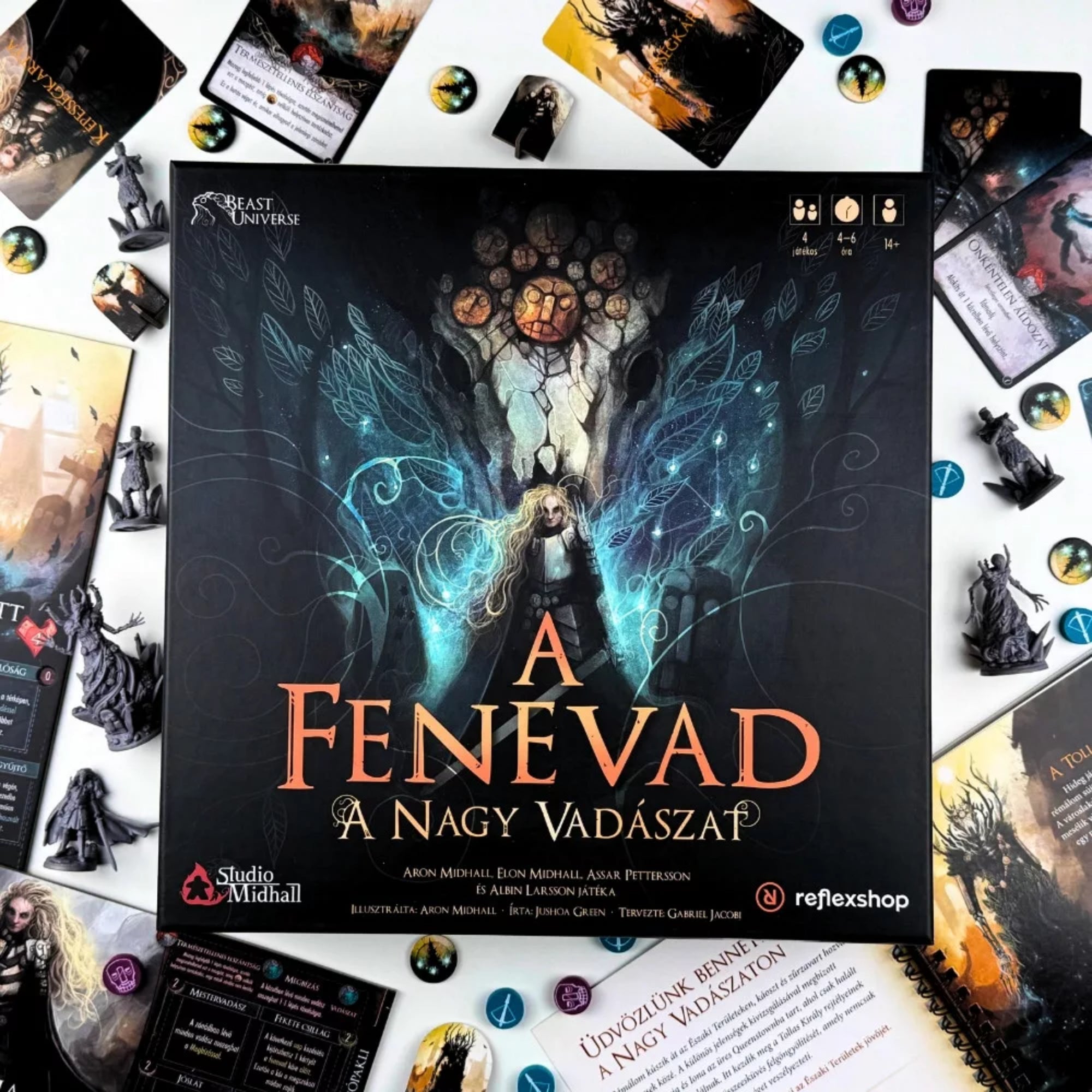 A Fenevad: A Nagy Vadászat társasjáték doboza középen, körülötte kártyák, miniatűr figurák és jelölők látványos, tematikus elrendezésben.