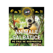 A képen egy ismeretterjesztő gyerekkönyv borítója látható, amelynek címe: „Animale Sălbatice pe cale de dispariție” – azaz „Veszélyeztetett vadállatok”. A borító középpontjában egy kismajmát szorosan ölelő majom ül egy fán, körülötte buja, zöld dzsungel látható. A felső részen több aranyszínű állat ikonja (például oroszlán, elefánt, delfin, pingvin) jelenik meg, utalva a könyv változatos állatvilágára.