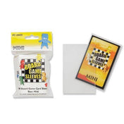Board Game Sleeves MINI (AT-10405) csomag és minta használat közben – 41x63 mm-es mini kártya védőtokba helyezve, átlátszó, 100 darabos kiszerelés.