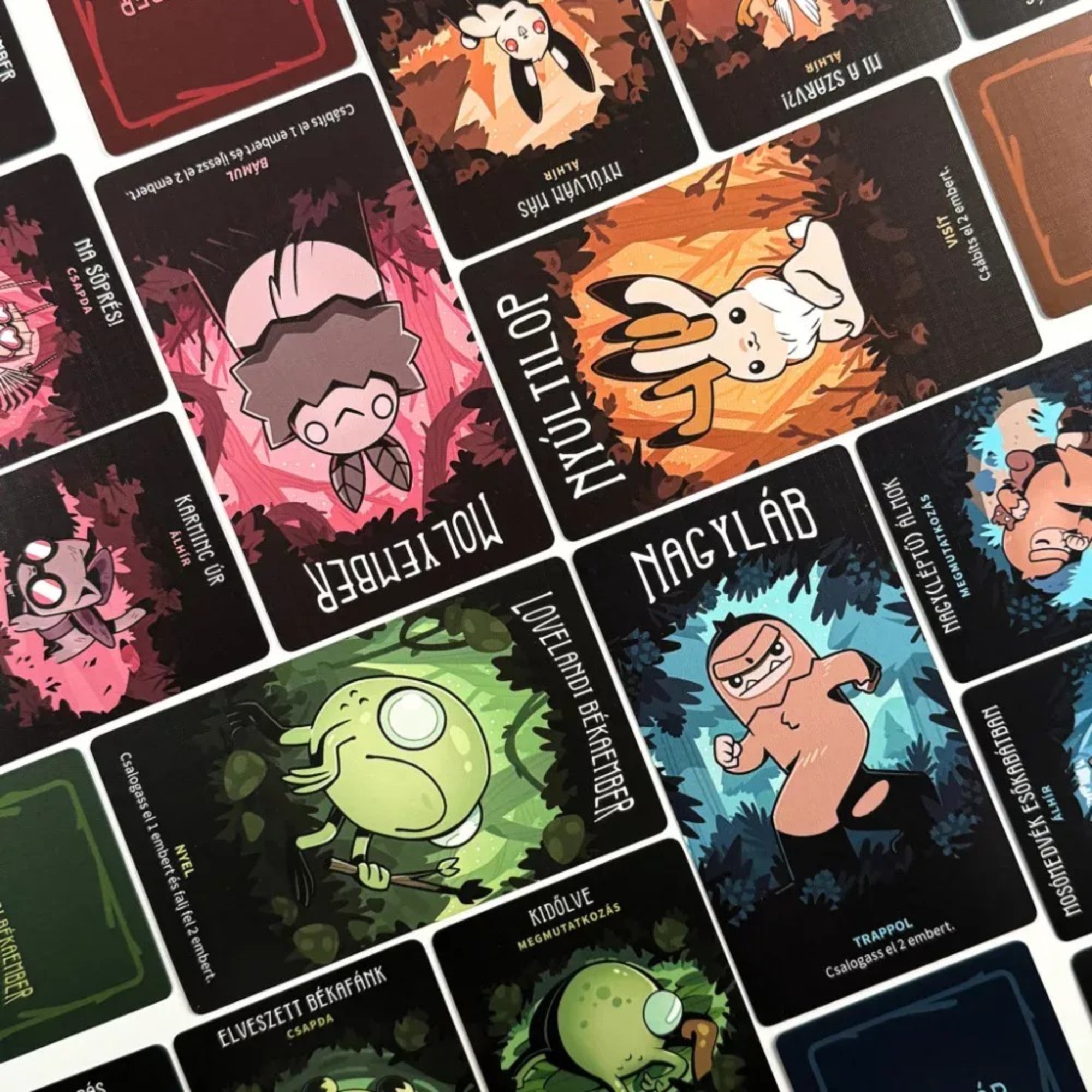 Árnybestiák karakter- és eseménykártyák illusztrált lapjai, mitikus lényekkel és akcióleírásokkal