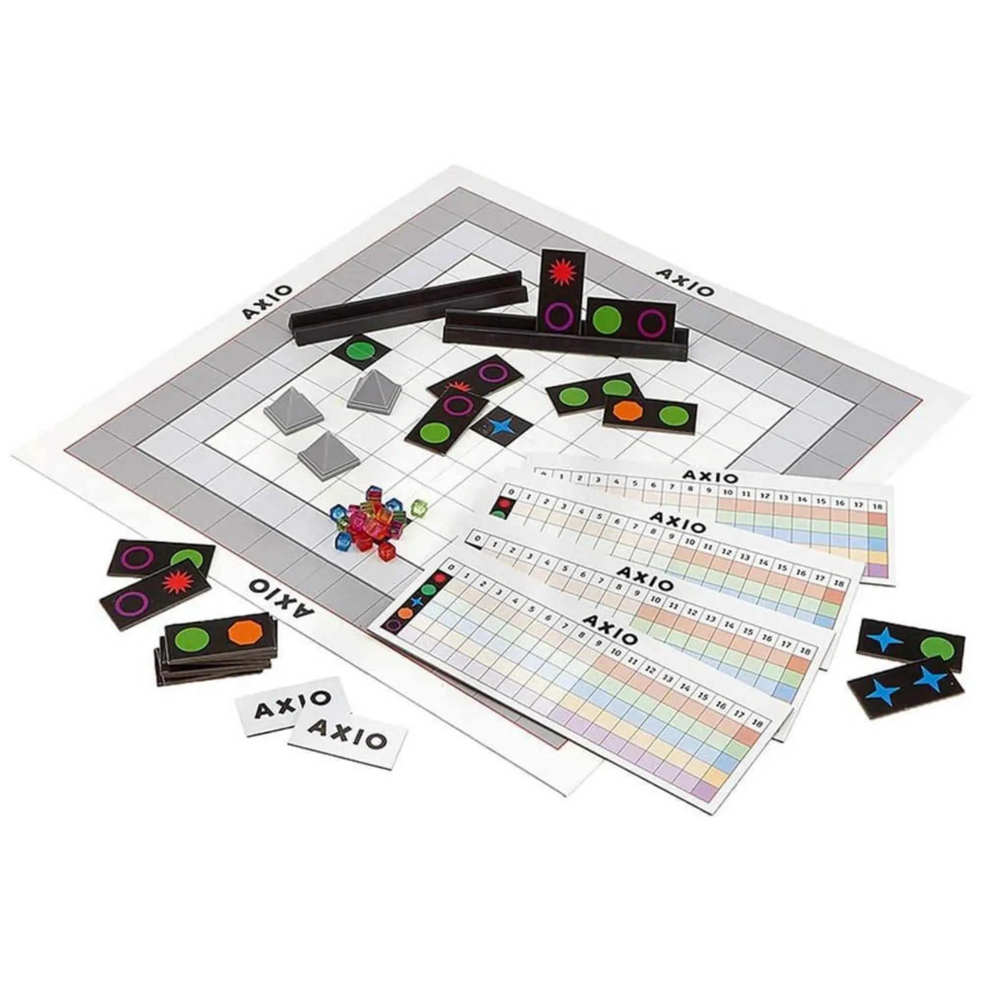 AXIO társasjáték teljes játékkészlete kiterítve, játéktáblával, szimbólumos lapkákkal, pontozólapokkal, jelölőkockákkal és játékelemekkel