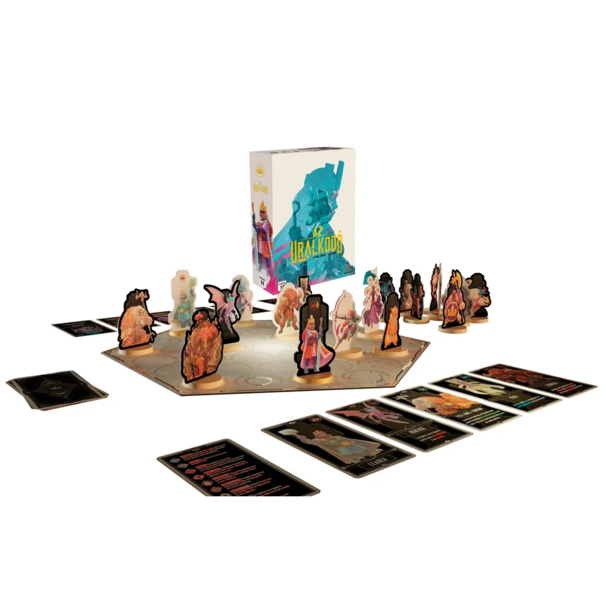 Az Uralkodó társasjáték teljes játékkészlete felállítva, középen a játéktáblával, körülötte álló fa talpas figurákkal és több sorban elrendezett, illusztrált kártyapaklikkal.