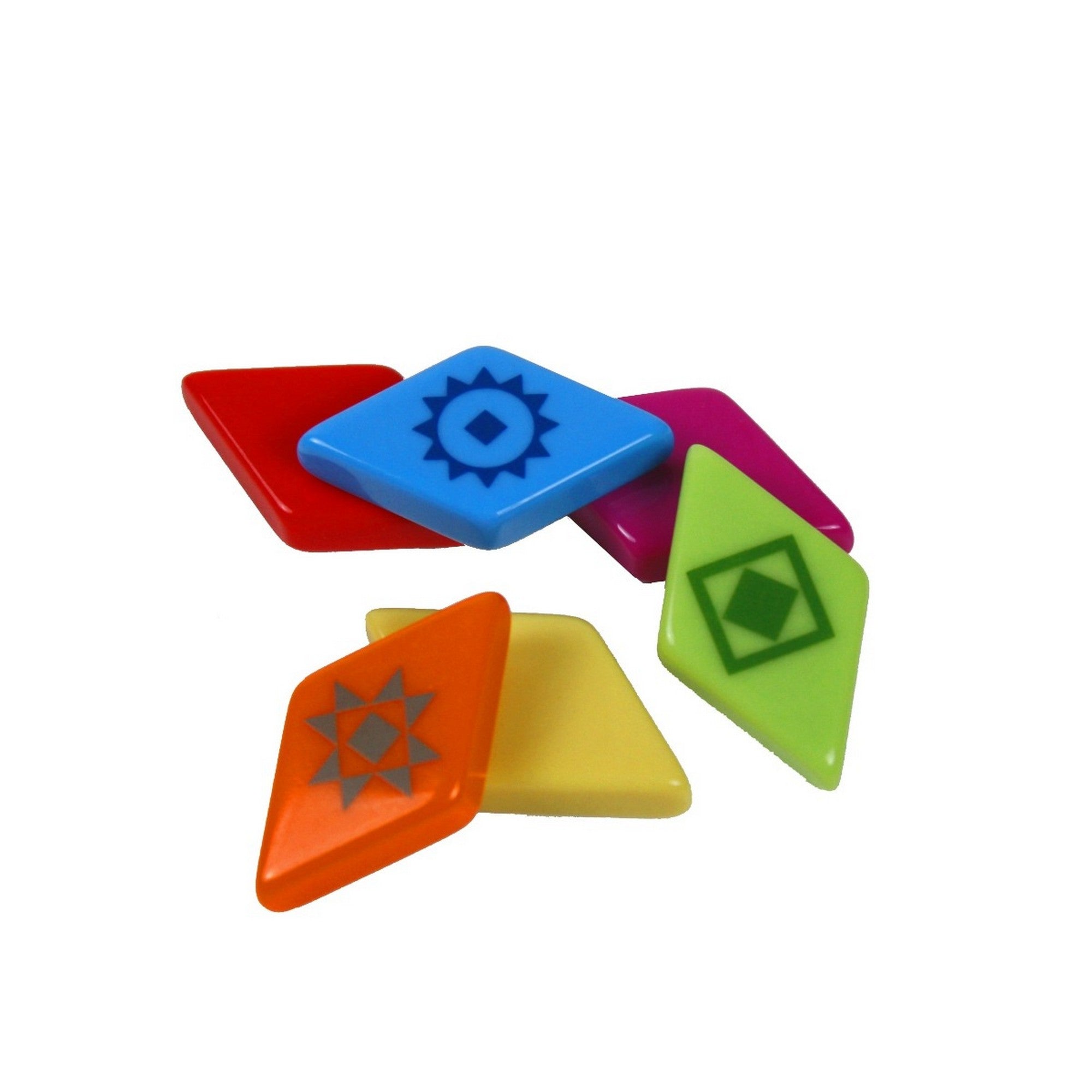 Azul: Summer Pavilion – Színes, gyantából készült csempék közelről, különböző formákkal és mintákkal.