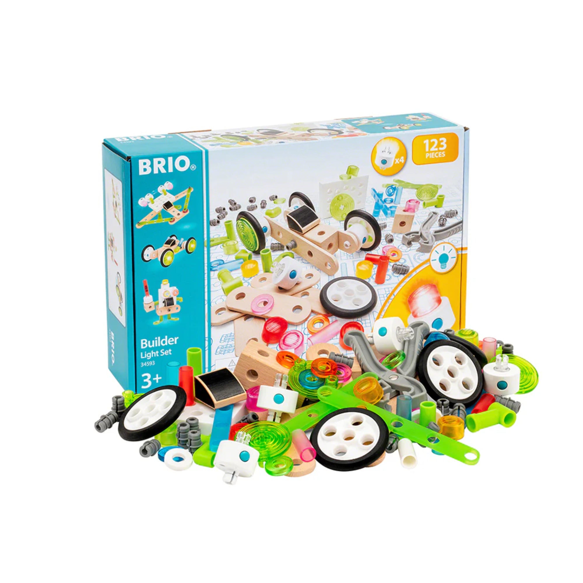 A BRIO Builder Light 123 darabos építőjáték szett színes műanyag és fa elemekkel, kerekekkel és világító alkatrészekkel, a háttérben a termék dobozával.