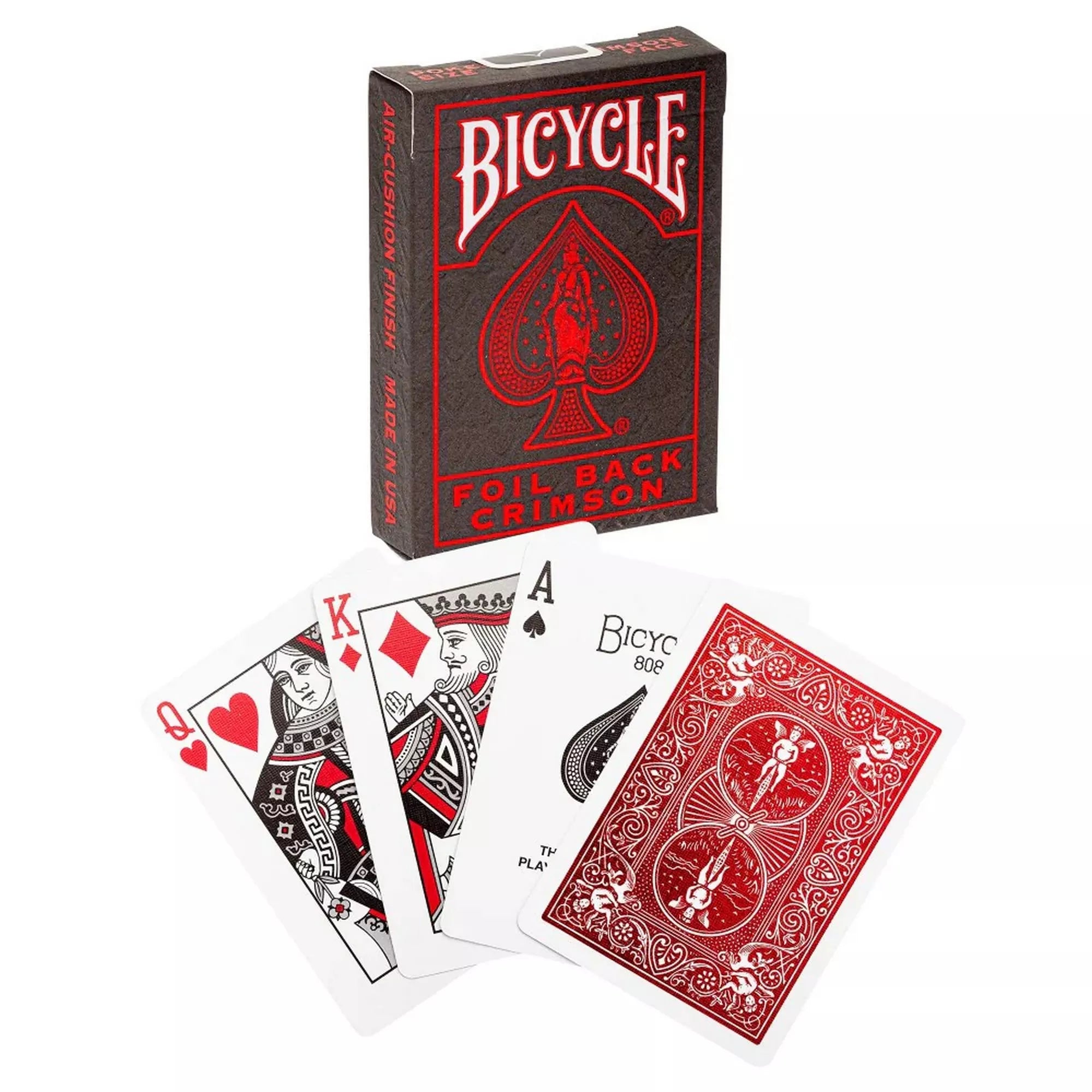A Bicycle Foil Back Crimson kártyapakli doboza négy kirakott kártyalappal – köztük a pikk ász, a káró király, a kőr dáma és a piros, fényes hátlapú lap – elegáns elrendezésben.