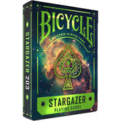 A Bicycle Stargazer kártyapakli doboza közelről, zöld fényű pikk ász mintával és űrháttérrel, modern, látványos kialakításban.