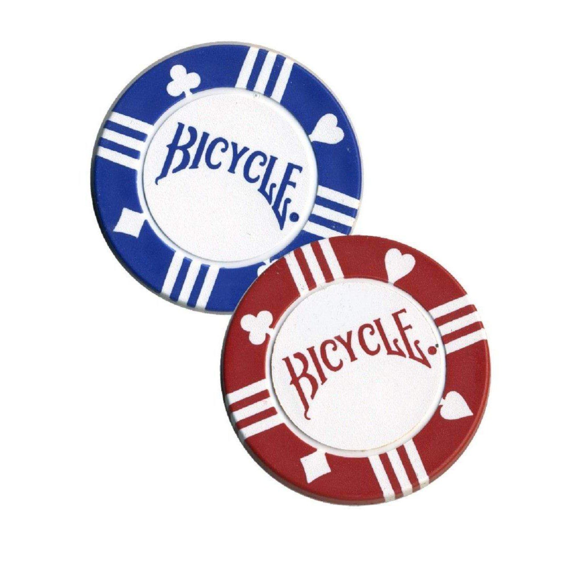 A képen két Bicycle márkájú pókerzseton látható, egy kék és egy piros színű. Mindkettő klasszikus kialakítású, középen fehér mezőben szerepel a jól ismert Bicycle logó. A zsetonok peremén a négy kártyaszín (kör, káró, treff, pikk) stilizált jelei jelennek meg, ami még inkább kiemeli a póker tematikát. A zsetonok precízen kidolgozottak, ideálisak Texas Hold’em és egyéb kártyajátékokhoz, igazi kaszinóélményt nyújtanak otthon is.