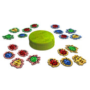 Bogártánc társasjáték játékelemei: rovaros fa lapkák és játékkorongok körben elrendezve.