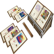 Books of Time társasjáték különleges, állványra helyezett könyve, amelybe játék közben különféle képességeket biztosító oldalakat helyezhetnek a játékosok.