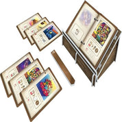 Books of Time társasjáték különleges, állványra helyezett könyve, amelybe játék közben különféle képességeket biztosító oldalakat helyezhetnek a játékosok.