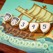 Buru angol nyelvű társasjáték – hajós játéktábla részlete számozott fa jelölőkkel és karakterlapkákkal.