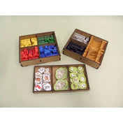 Carcassonne társasjáték fa rendszerező részletes nézet – rekeszekben elhelyezett meeple figurák, fal elemek és tokenek.