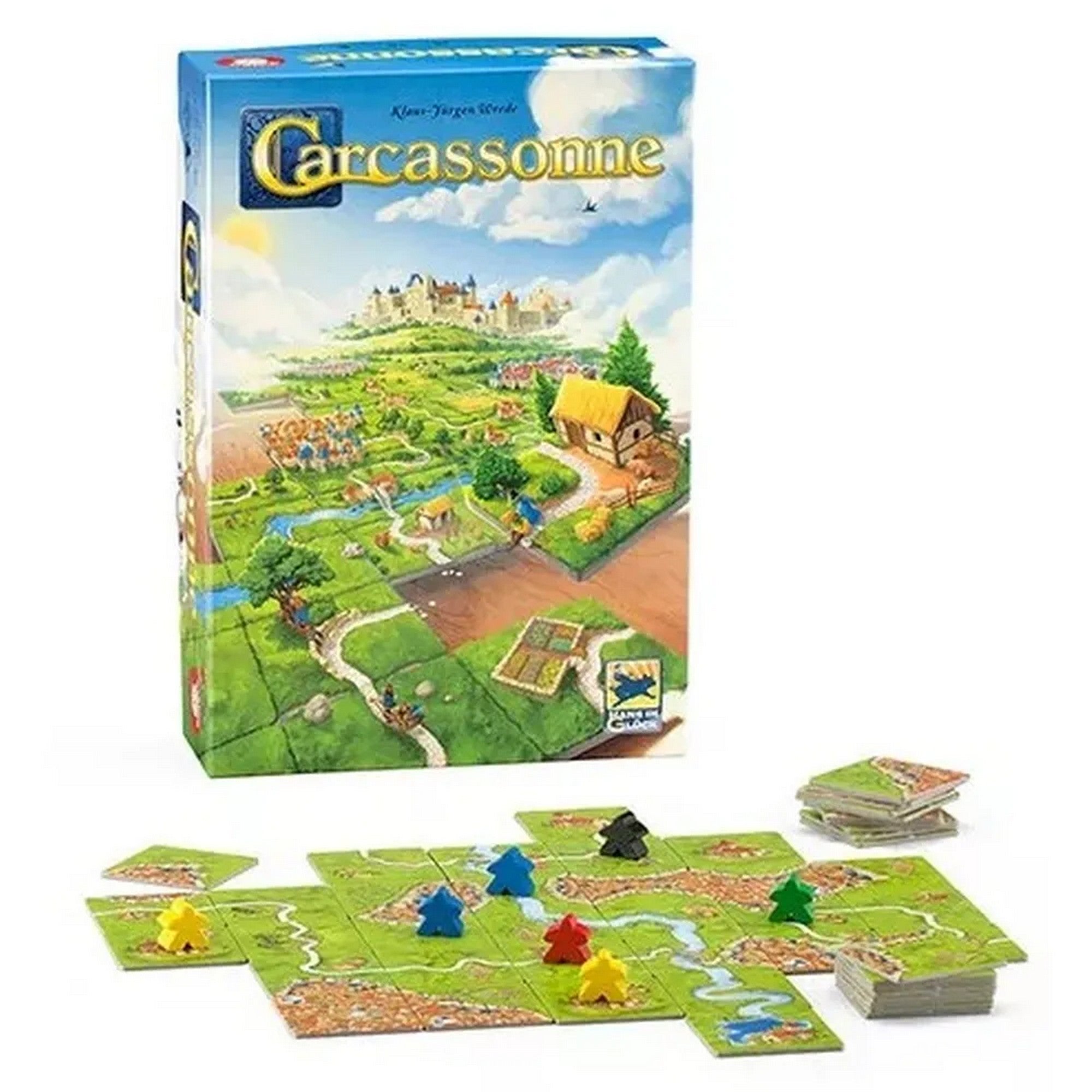 Carcassonne társasjáték doboza és játékelemek, kirakott lapkákkal, színes bábufigurákkal és pontjelölőkkel.
