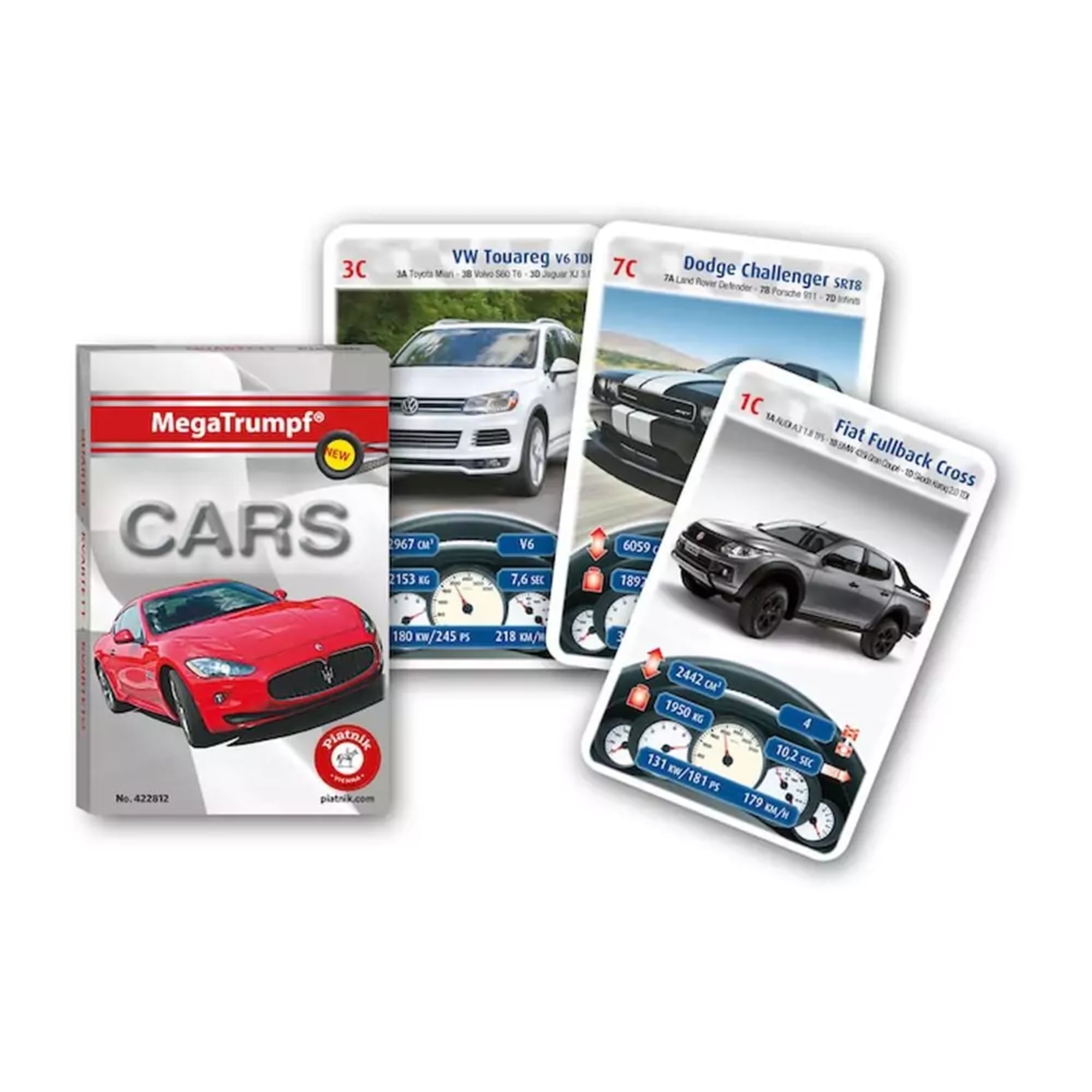 A képen a MegaTrumpf „Cars” kvartettkártya csomag tartalma látható. Bal oldalon a doboz díszítése figyelhető meg egy sportos, piros Maseratival, míg jobb oldalon három kártya fedi fel a játék izgalmas részleteit. A kártyákon különböző autómárkák – például VW Touareg, Dodge Challenger SRT8 és Fiat Fullback Cross – szerepelnek valós fotókkal, műszaki adatokkal (pl. lóerő, hengerűrtartalom, végsebesség, gyorsulás). A műszerfalat idéző dizájn vizuálisan is izgalmassá teszi a játékot.