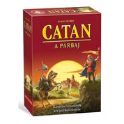 A képen a "Catan: A párbaj" kártyajáték vörös doboza látható. A doboz borítóján két lovag látható, akik egy gyönyörű táj előtt, a naplementében, küzdenek a Catan szigetén. A dobozon a játék címe sárga nyomtatott betükkel van feltüntetve.