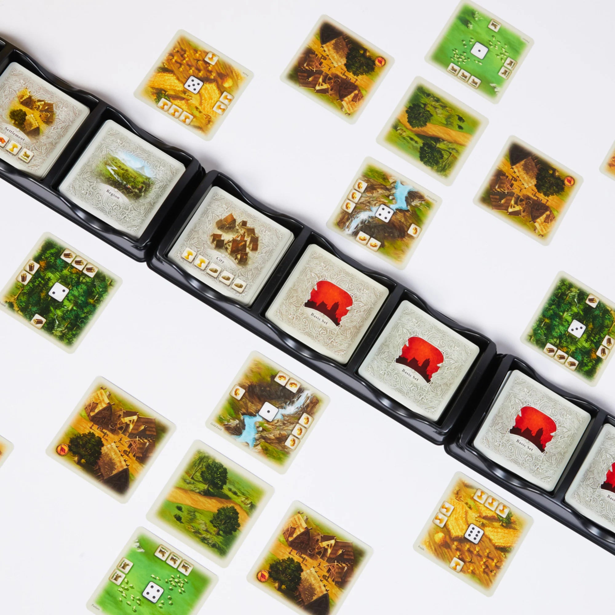 A képen a "Catan: A párbaj" kártyajáték játékelemei láthatóak amelyek stilusos elrendezéssel jelennek meg. A kártyák, amelyeken különböző településeket, erőforrásokat és egyéb fontos elemeket találunk, stratégiai döntések meghozatalára szolgálnak.
A kártyákon a barna, zöld és vörös szín dominál. 