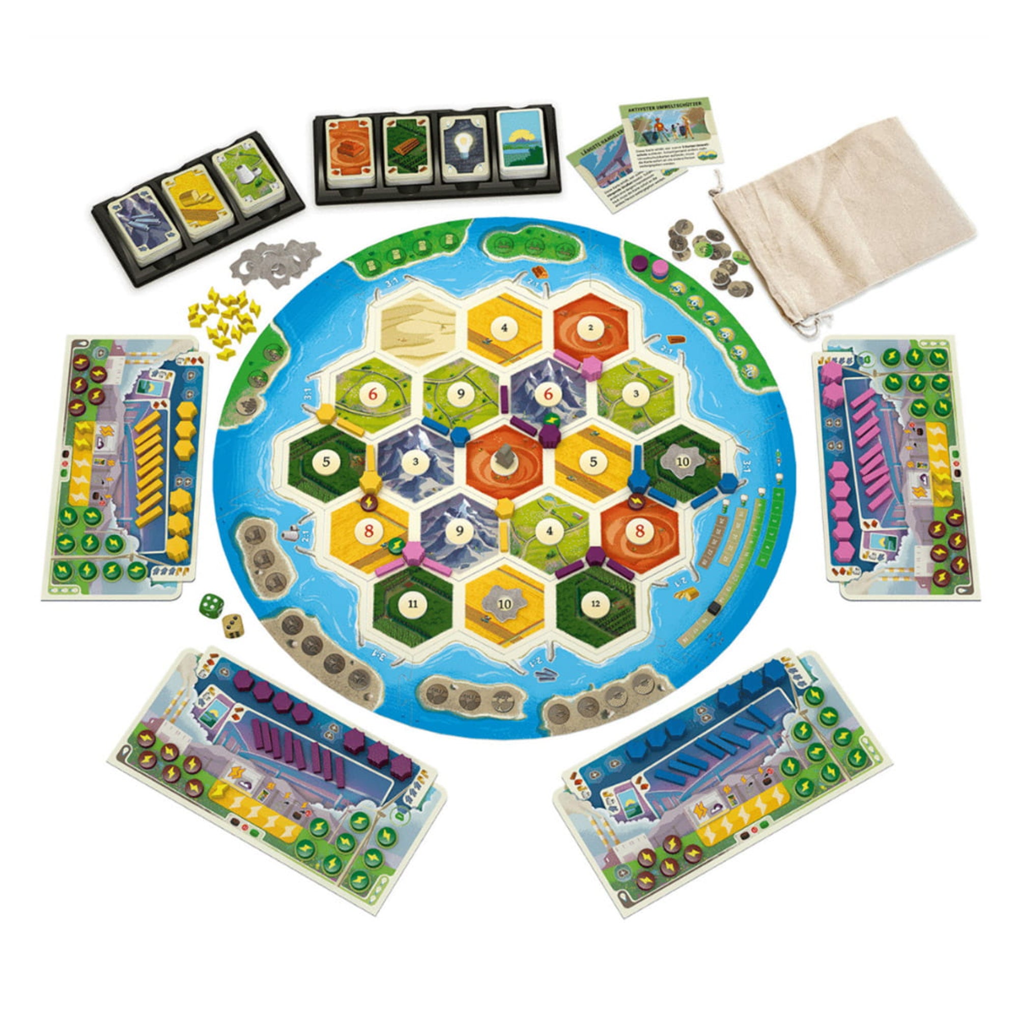 A képen a "Catan: Energiák" társasjáték játéktábla és kiegészítői láthatóak. A játéktábla hexagonális mezőkből áll, melyeken különböző erőforrások találhatók. A játékosok különböző energiaforrásokat (szél, nap, víz) használva próbálnak infrastruktúrát építeni és energiát termelni. A képen láthatók a játékhoz tartozó kártyák, dobókockák, valamint az egyes játékosok saját erőforrás- és épületlapjai is, amelyek segítik a játékosokat a stratégiai döntések meghozatalában.
