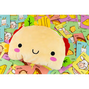 A Cica, pizza, plüss, gida, sajt társasjáték puha, mosolygó taco formájú plüssfigurája színes játékkártyákra fektetve, a kártyákon cuki állat- és ételillusztrációkkal, mint pizza, cica, gida és taco.