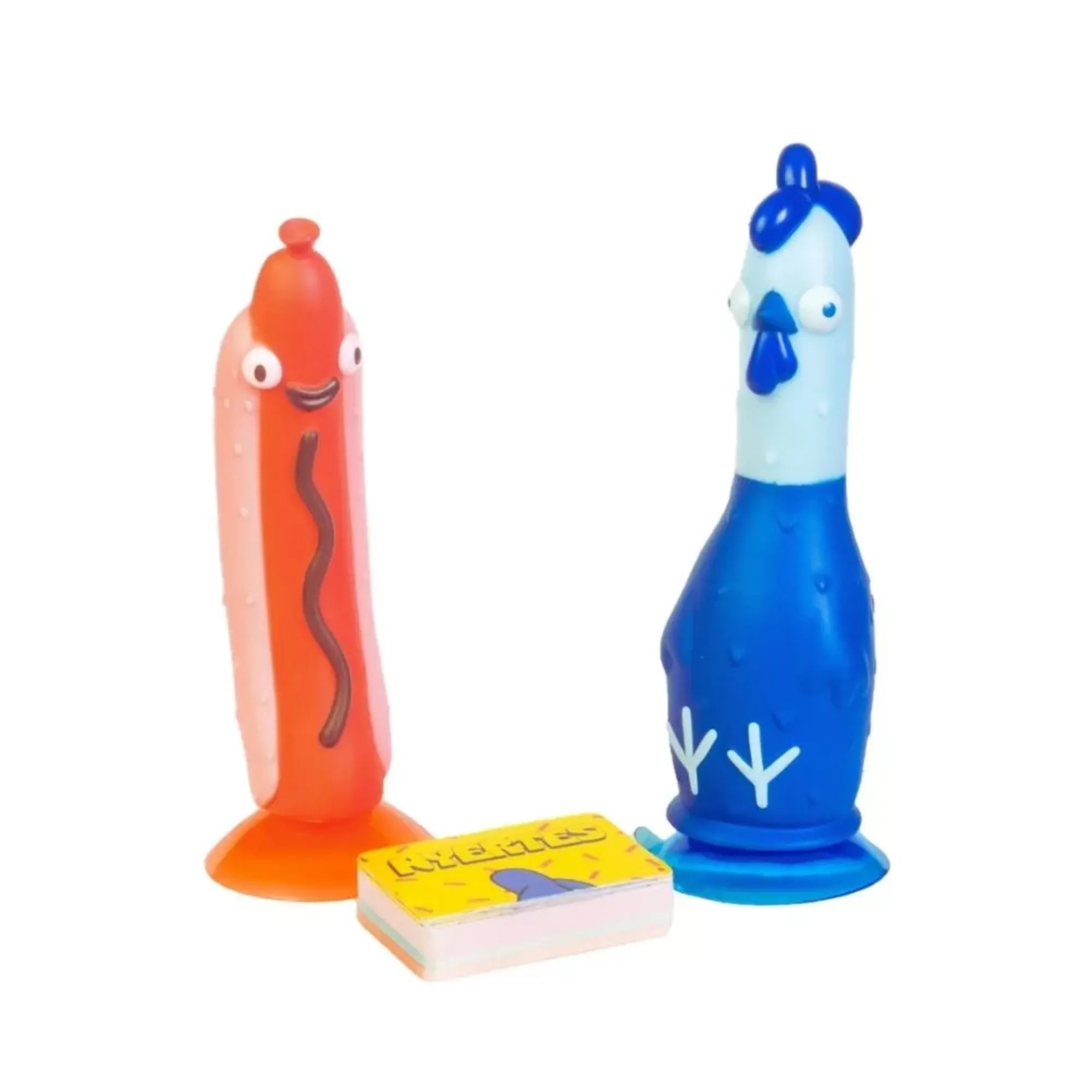 Csirke vs. Hotdog társasjáték két gumis játékfigurával – egy kék csirke és egy piros hotdog –, mellettük a sárga hátoldalú játékkártya-pakli fehér háttéren