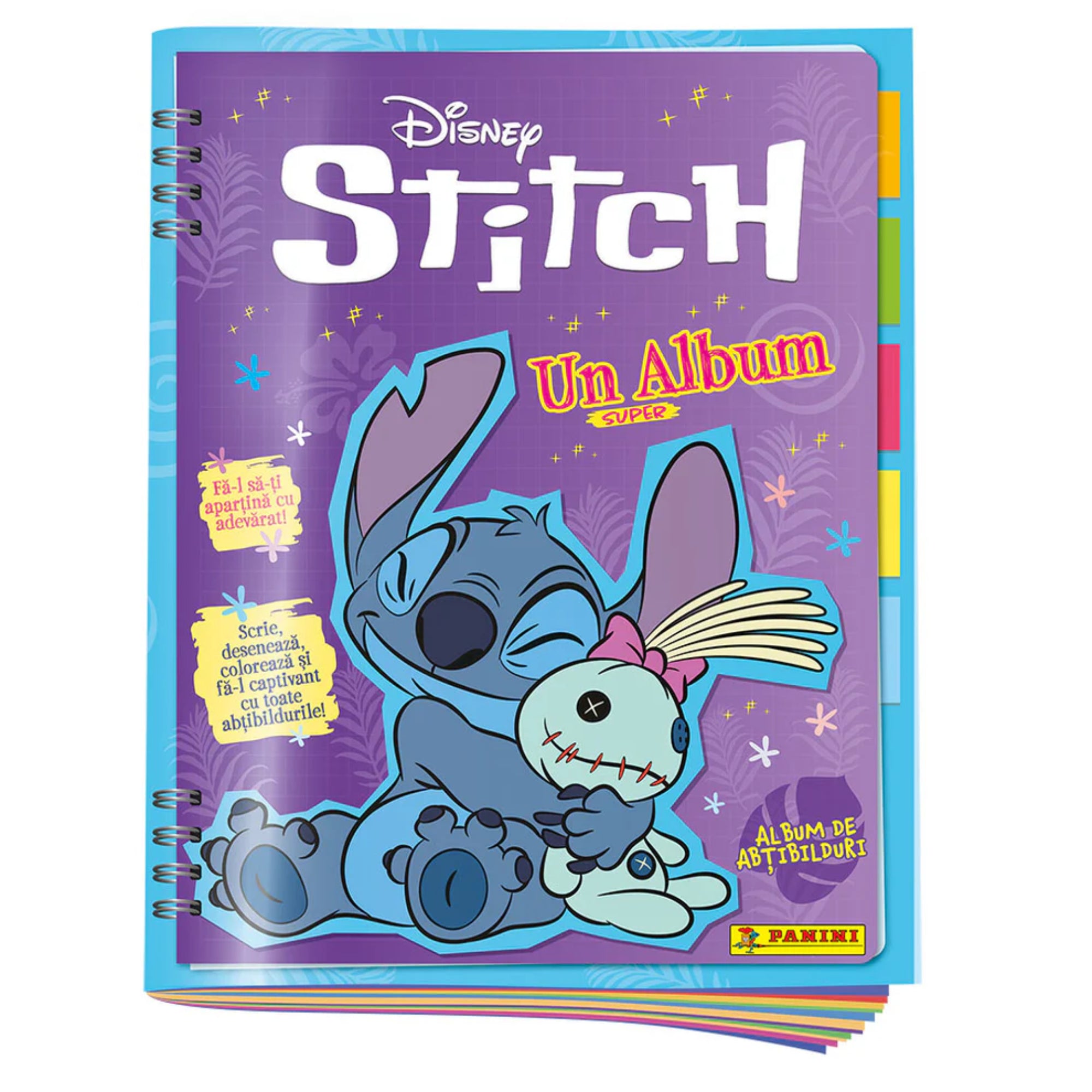 Disney Stitch – matricaalbum borítója lila háttérrel, középen Stitch plüssjátékot ölel, színes regiszterfülekkel és Panini logóval.