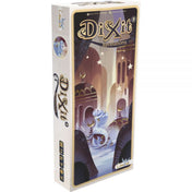 A Dixit 7: Revelations társasjáték doboza, amely világos színvilágú, elegáns és fantáziadús illusztrációval díszített. A borítón egy misztikus jelenet látható, amelyben egy kék színű szellem vagy dzsinn tűnik fel egy keleti stílusú épület előtt, csillagokkal és fényekkel körülvéve. A dobozon a játék neve, valamint a játékosok száma (3–6), az ajánlott életkor (8+), és a játékidő (30 perc) is szerepel.