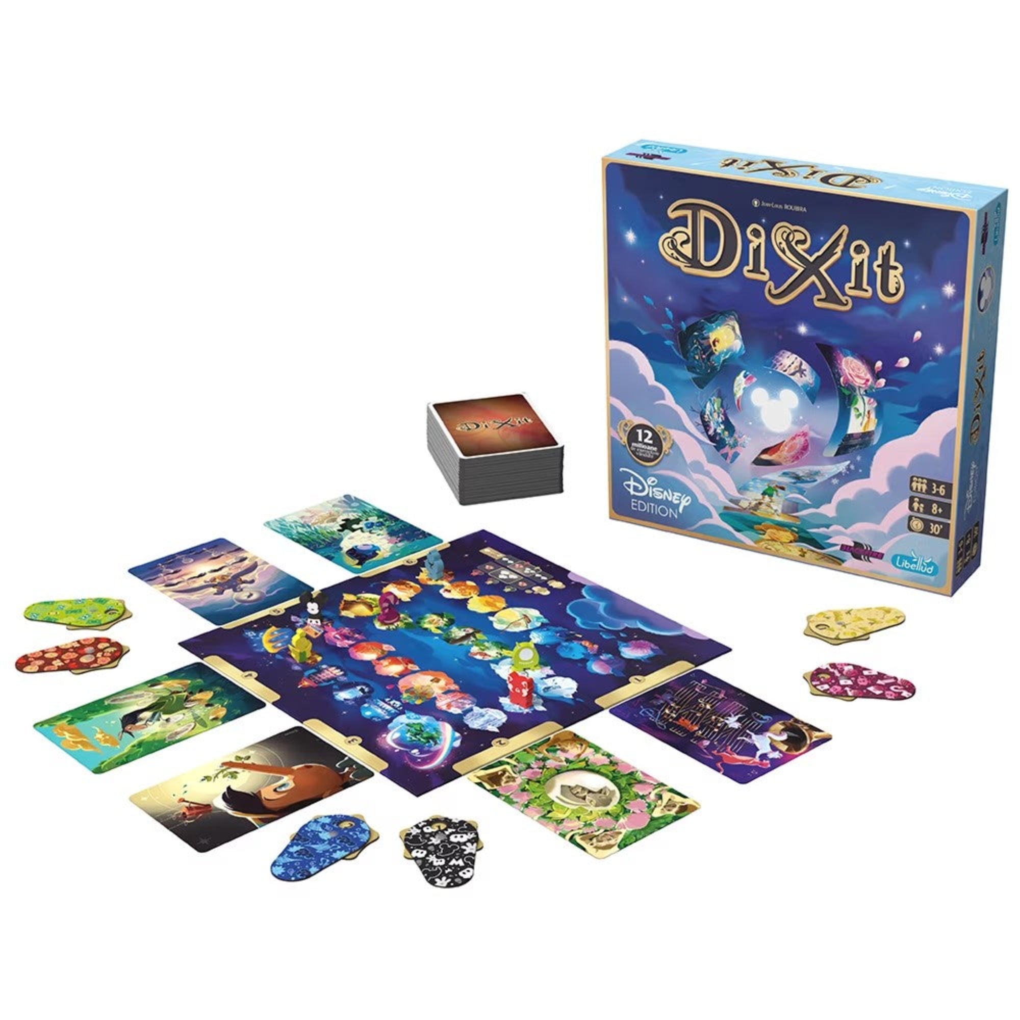A Dixit: Disney Edition társasjáték kiterített tartalma, amely magában foglalja a játéktáblát, színes, Disney témájú kártyákat, játékosjelölőket, és egy pakli kártyát. A doboz a háttérben látható, kék és lila dizájnnal. A játékelemek gazdag illusztrációkkal és ikonikus Disney motívumokkal vannak díszítve, amely a játék varázslatos és mesés világát hangsúlyozza.