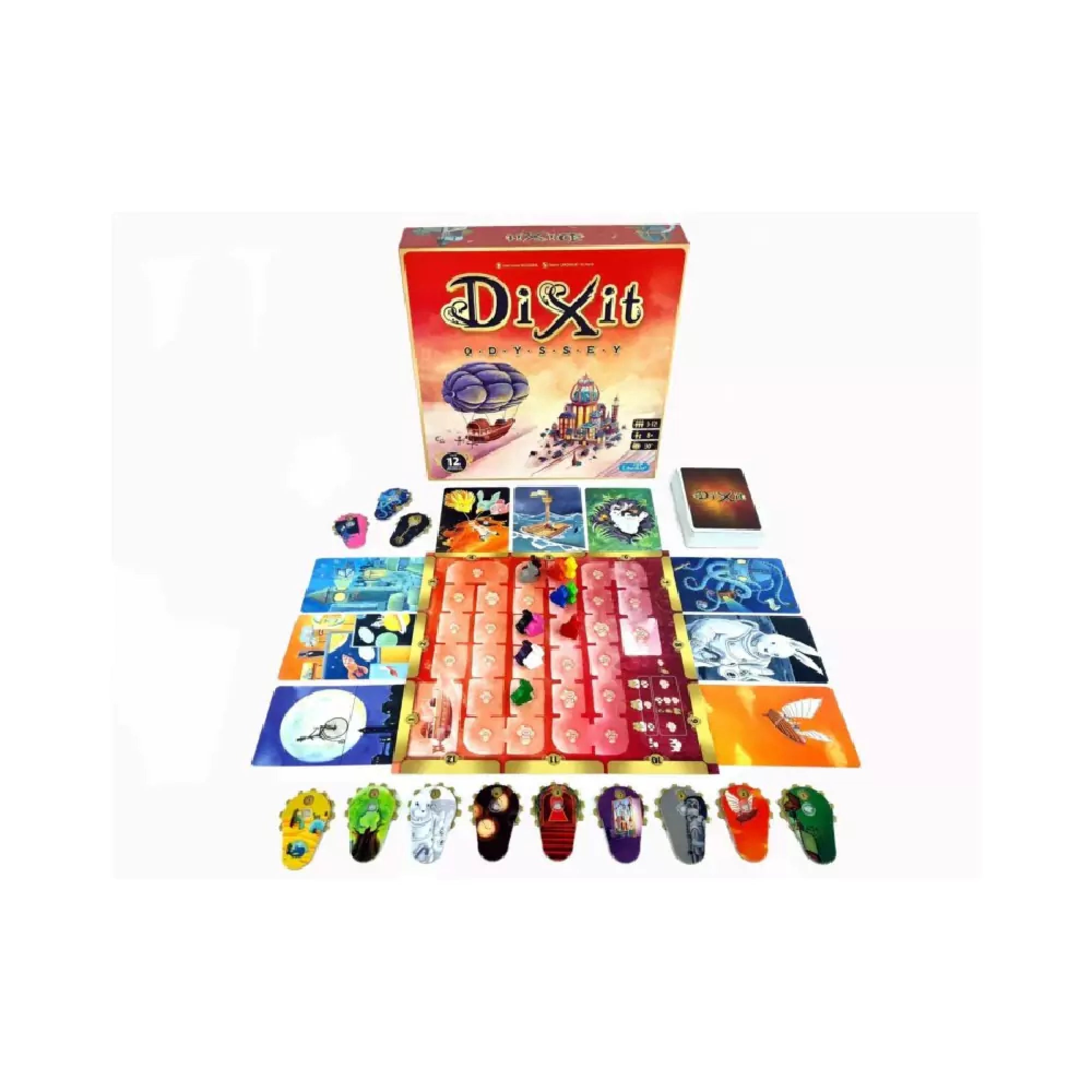 A Dixit Odyssey társasjáték teljes tartalma: játéktábla, kártyák, jelölők és doboz, színes és részletes grafikai elemekkel, játékra előkészítve.