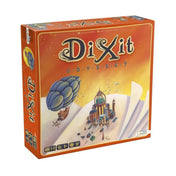A Dixit Odyssey dobozképe, amely egy könyvből előtörő fantáziavilágot ábrázol léghajóval és képzeletbeli várossal, narancssárga tónusokkal.