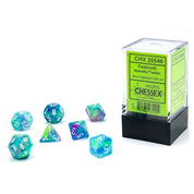 Chessex Festive Waterlily/white 7-darabos dobókocka készlet – Színes, áttetsző Chessex Festive Waterlily/white poliéderes dobókockák fehér számozással, a műanyag tárolódobozuk mellett elhelyezve.