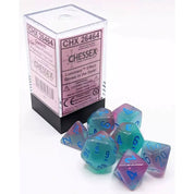 Chessex Gemini Gel Green-Pink/Blue Luminary 7-darabos dobókocka készlet – Zöld, rózsaszín és kék áttetsző kockák sötétben világító hatással és élénk kék számokkal, eredeti Chessex tárolódobozban.