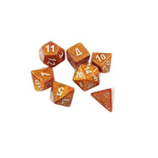 Hét darab aranyszínű, csillámos poliéder kocka ezüst számokkal, köztük D4, D6, D8, D10, D12 és D20, fehér háttéren elhelyezve.