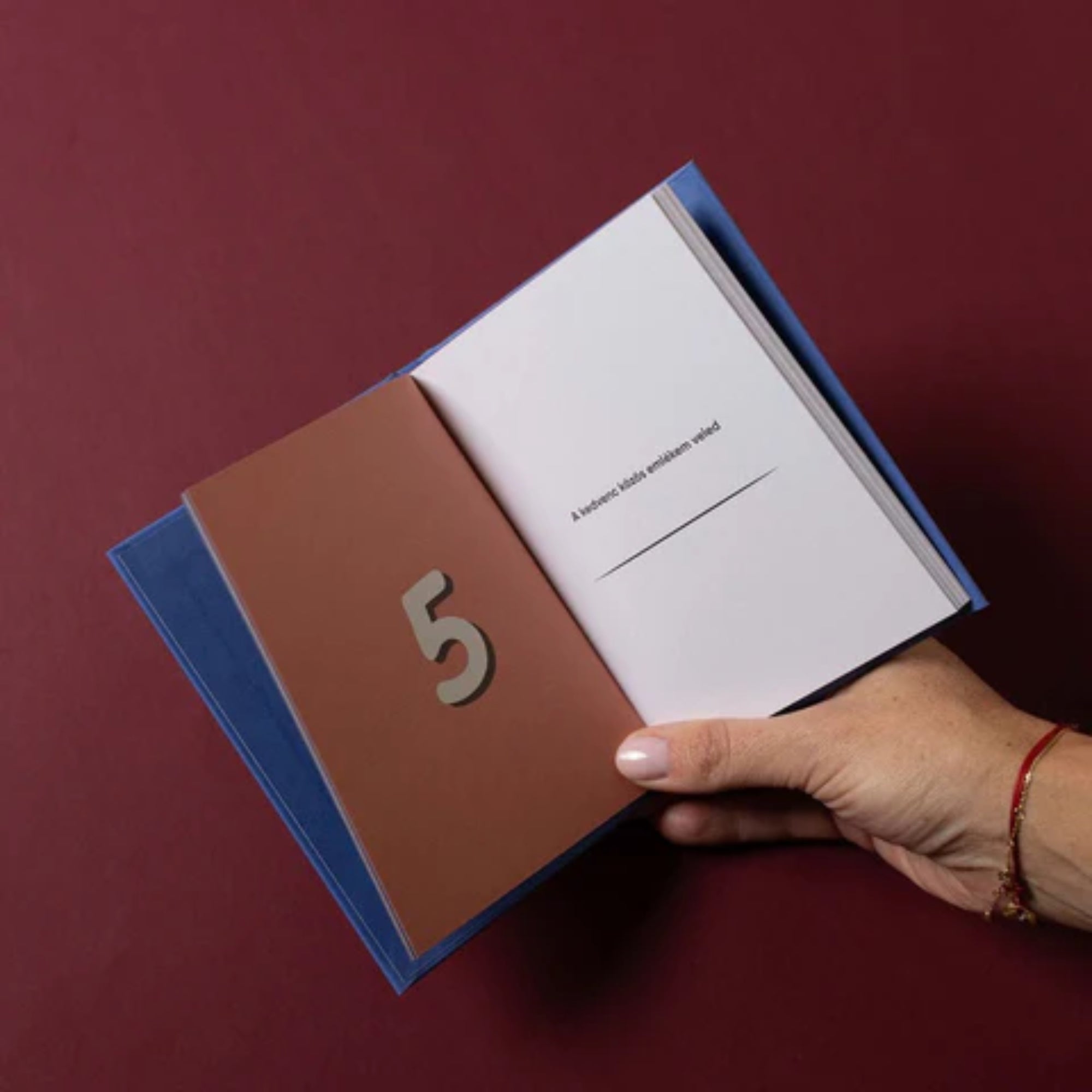 Dolgok, amiket szeretek benned, Apa kitölthető ajándékkönyv belső oldala, kézben tartva, kérdéses oldallal