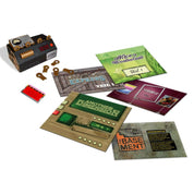 Az Escape Room: The Game 2 társasjáték tartozékai, köztük a Chrono Dekóder digitális időzítővel, több kulcsformájú játékelem, valamint különböző tematikus borítékok és kártyák az egyes küldetésekhez, például „Alice in Wonderland”, „Another Dimension” és „The Basement” felirattal.