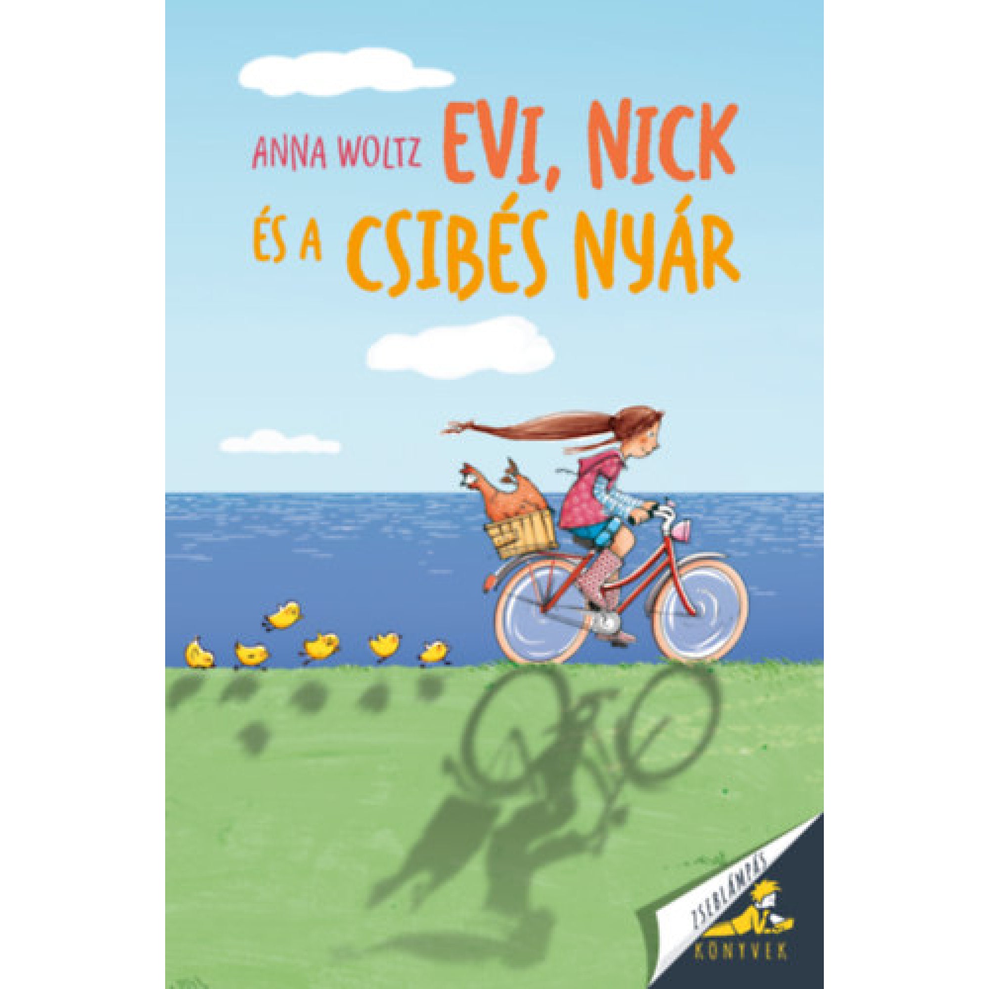 Evi, Nick és a csibés nyár” könyv borítója, amelyen egy lány piros kerékpáron teker a tengerpart mellett, kosarában tyúkkal, mögötte sárga kiskacsákkal.