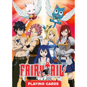 Fairy Tail manga francia kártyapakli dobozának elölnézeti borítója, a főszereplő csapat teljes alakos anime illusztrációjával, élénk színekkel és „Playing Cards” felirattal.