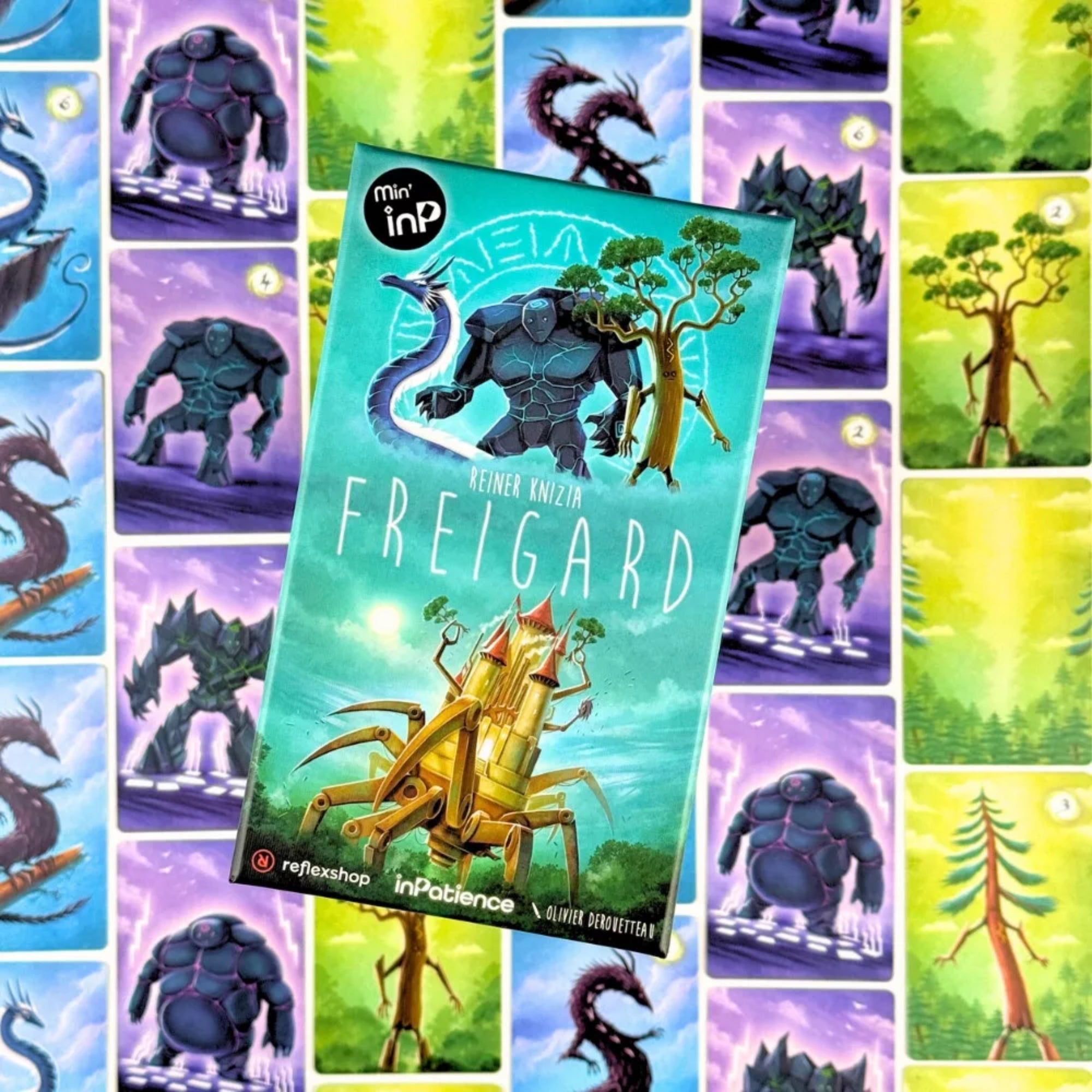 Freigard társasjáték magyar kiadású doboza középen, körülötte színes, fantasy illusztrációjú kártyák rácsszerűen elrendezve, különféle lényekkel és fákkal.