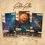 Három csillagászati témájú kártya a Galileo Galilei társasjátékból, amelyeken bolygók, csillagképek és pontszámjelölők láthatók, háttérben Galileo aláírásával és csillagtérképpel.
