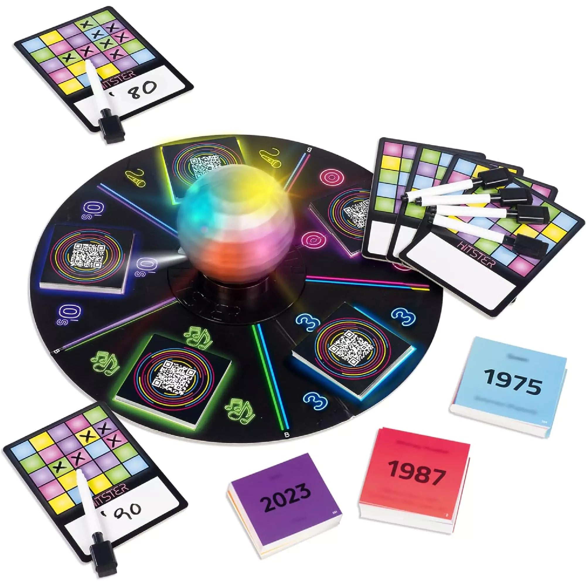 Hitster Music Bingo társasjáték tartalma: színes világító diszkógömb, játékmező, zenekártyák évszámokkal, pontozólapok és filctollak.