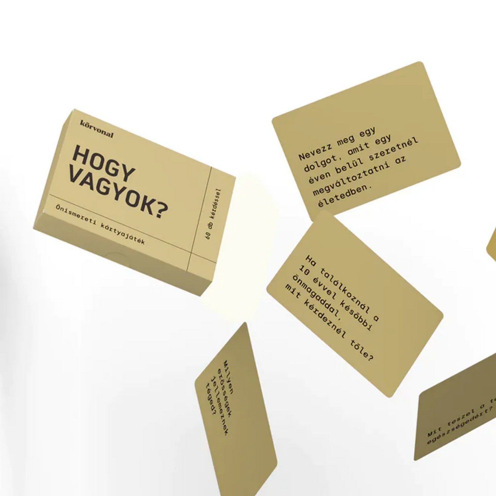 A Körvonal – Hogy vagyok? önismereti kártyajáték doboza és néhány kártya, amelyek különböző önreflexiós kérdéseket tartalmaznak.