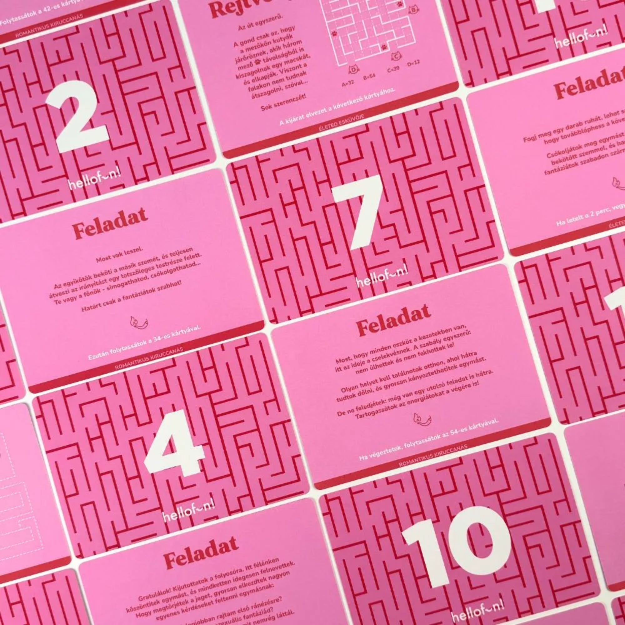 Hot Room erotikus társasjáték rózsaszín játékkártyái felülnézetből, számozott rejtvény- és feladatkártyák labirintus mintával, pároknak szóló kihívásokhoz.