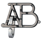 A Huzzle Cast ABC logikai játék összeszerelt állapotban, amely egy fémes „A” és „B” betűből álló alapot és egy „C” betű alakú gyűrűt tartalmaz, amely átfűződve rögzül a kerethez.