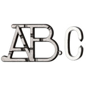 A Huzzle Cast ABC logikai játék szétszedve, külön látható az „A” és „B” betűkből álló alap és a „C” betű alakú gyűrű, amelyet ki kell juttatni a keretből a megfelelő mozdulatokkal.