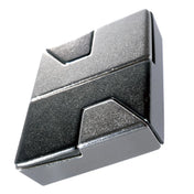 A Huzzle Cast DIAMOND logikai kirakó összeszerelt állapotban, fémes fényű, fekete és ezüst színű, éles formákkal megmunkált darabokkal.