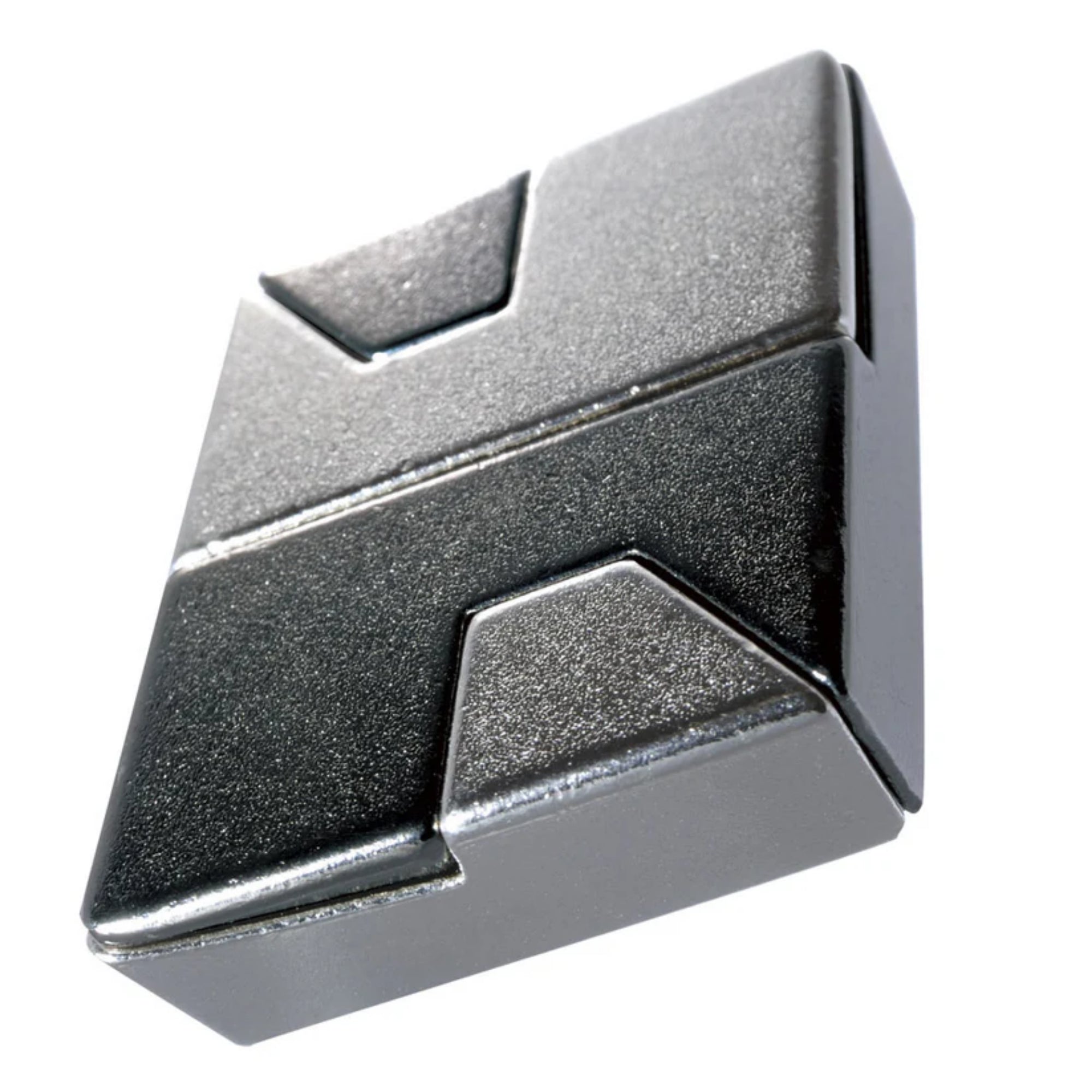 A Huzzle Cast DIAMOND logikai kirakó összeszerelt állapotban, fémes fényű, fekete és ezüst színű, éles formákkal megmunkált darabokkal.