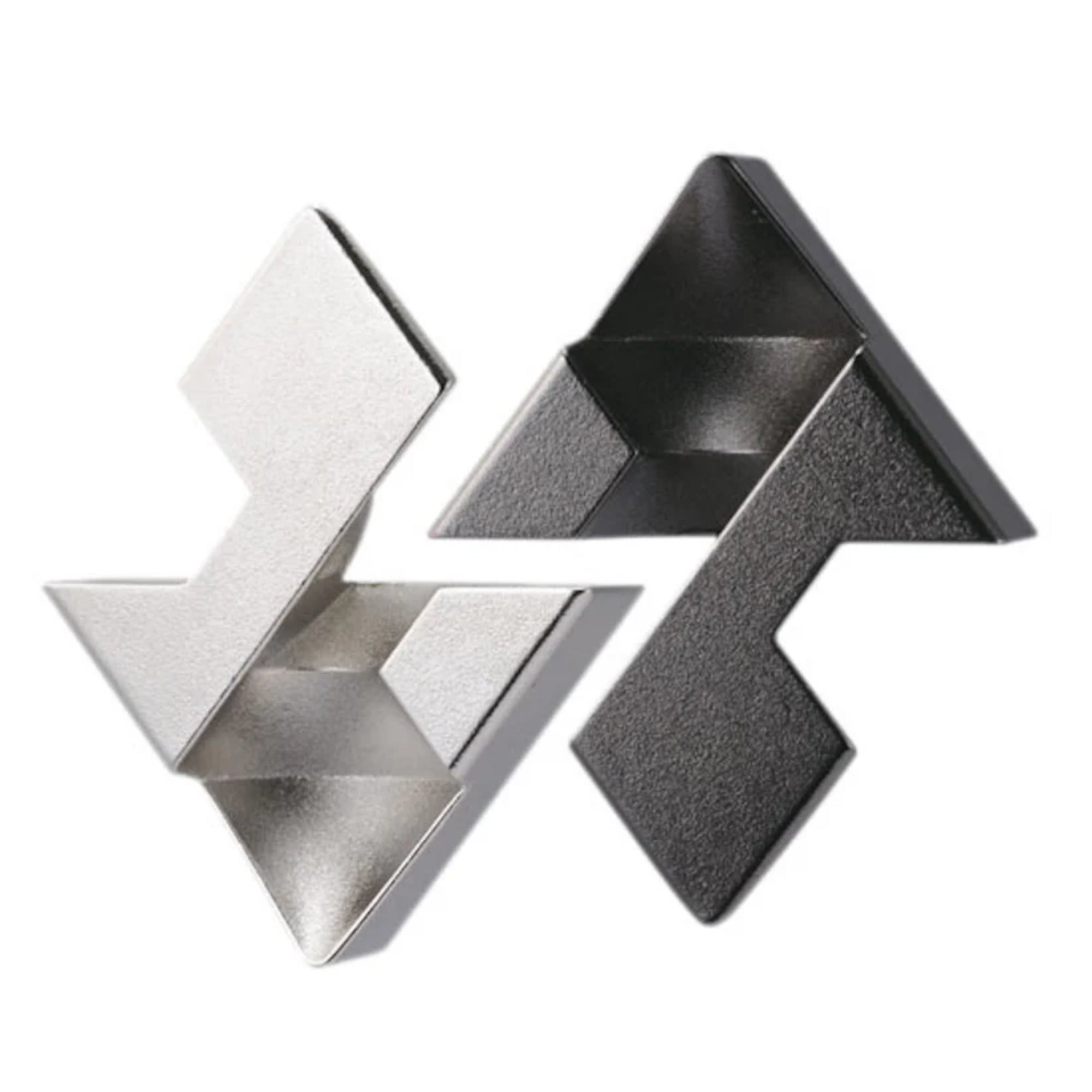 A Huzzle Cast DIAMOND két különálló darabra bontva, egy fekete és egy ezüst színű háromszög formájú elem, bonyolult illeszkedéssel.